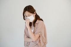 花粉症（アレルギー性鼻炎）に悩む女性